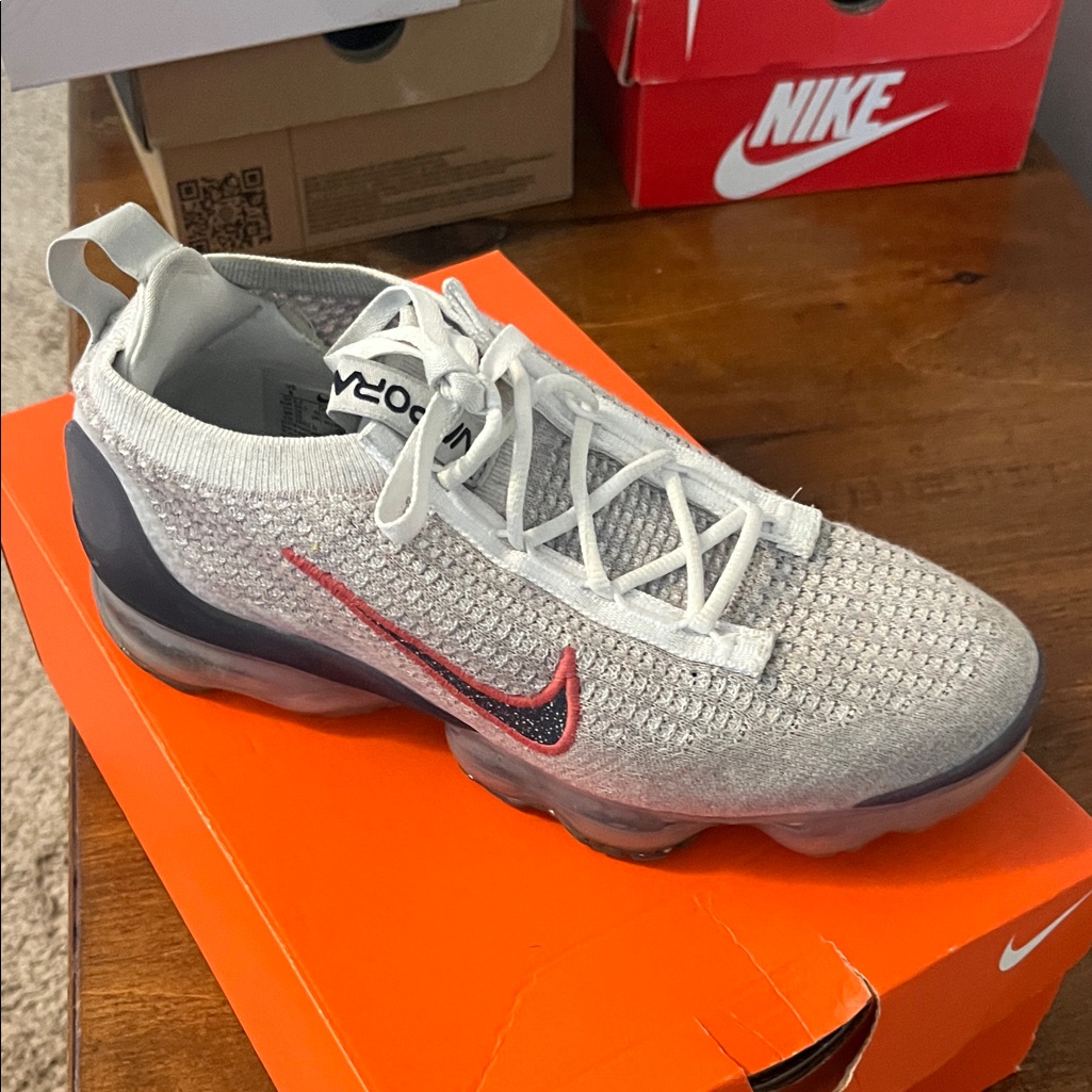 Nike Vapormax Flyknit Sneaker - Grey With Pink Swoosh